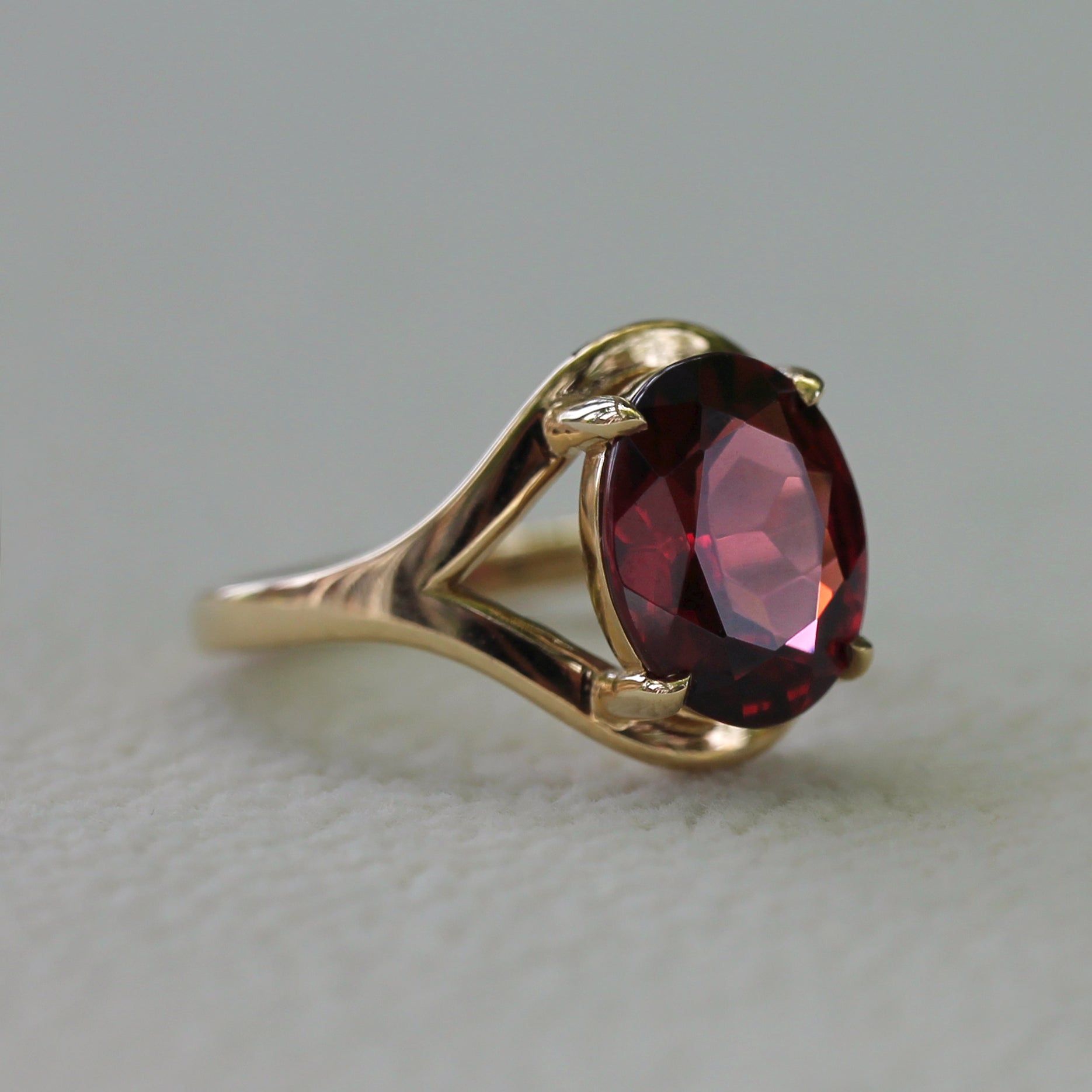 2.5ct Oval Garnet Split Shank Ring - Natural Stone - January Birthstone